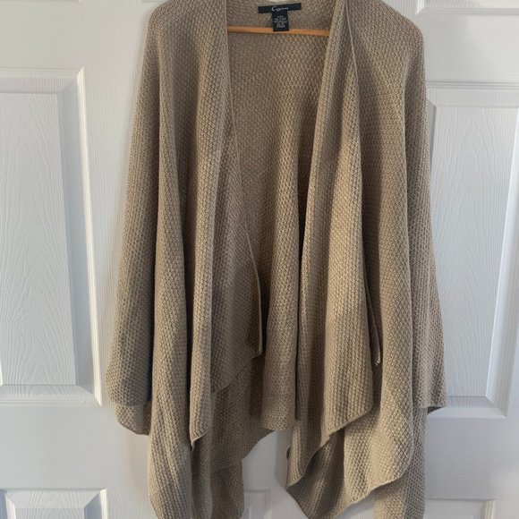 Beautiful Cejon Minimalist Poncho - Picture 9 of 11